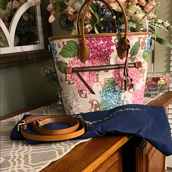 Dooney & Bourke Handbags - Dooney and Bourke *RARE* Hydrangea print tote. New with out tags